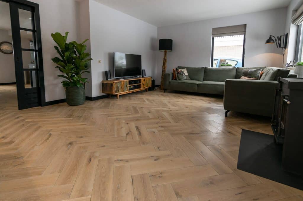 Naturel Visgraat Vloer Met Noesten Dutzfloors