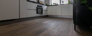 Verouderde duoplank vloer in keuken
