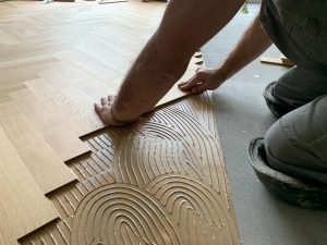 Leggen houten vloer op vloerverwarming